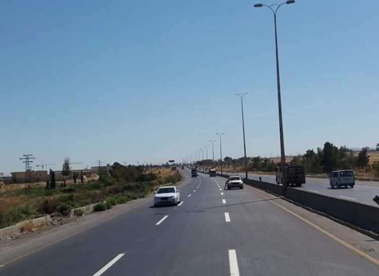 وزارة النقل : تنفذ ورشات مديرية هندسة المرورلتابعة للمؤسسة تخطيط ودهان طرقي بالأبيض والأصفر للاسترادات الدولية / دمشق - استراد حرستا - القطيفة - معلولا
