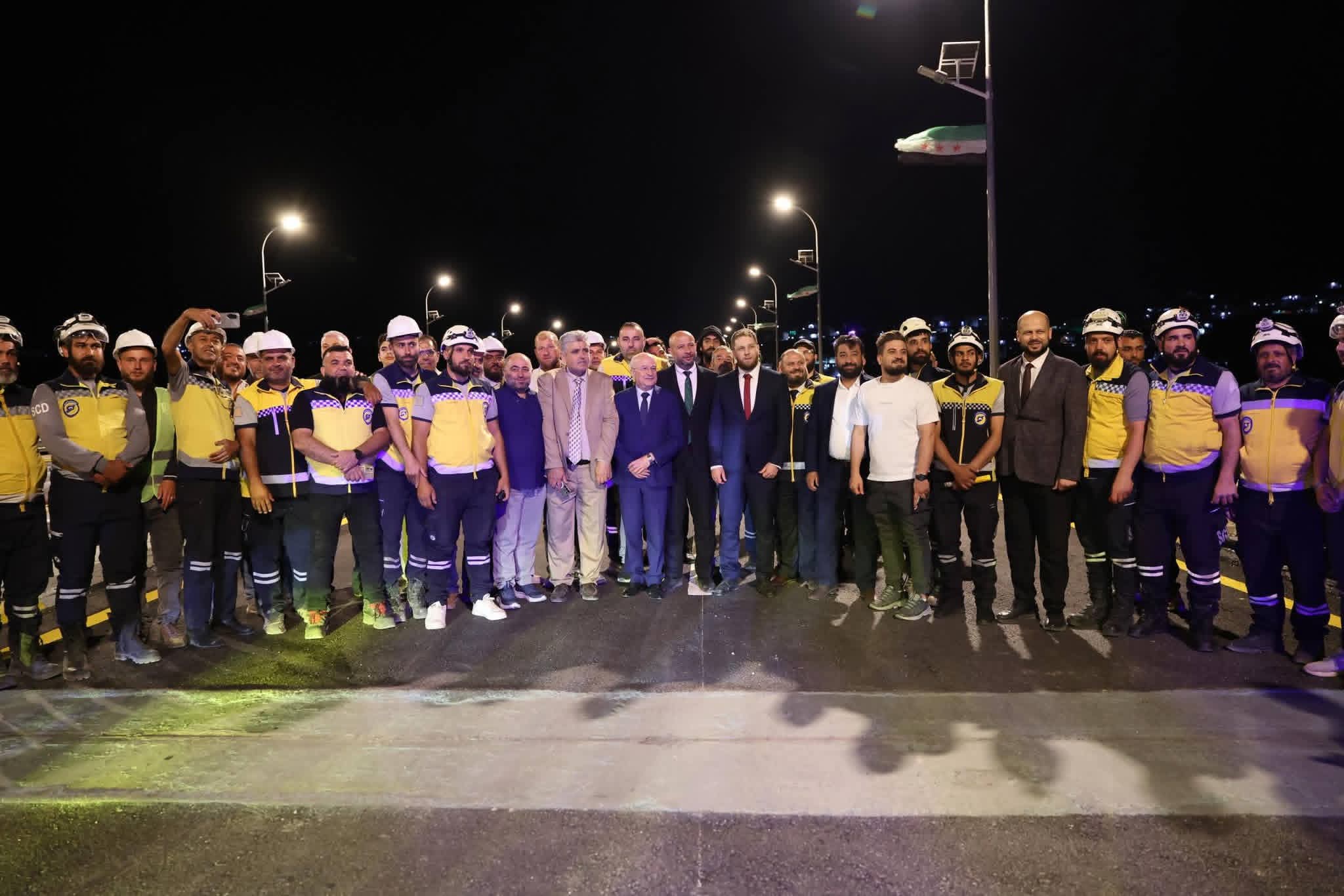 صورة تذكارية لفريق عمل جسر الرستن مع السيد وزير الطوارىءوالسيد وزير النقل والسيد المدير العام للمؤسسة العامة للمواصلات الطرقية