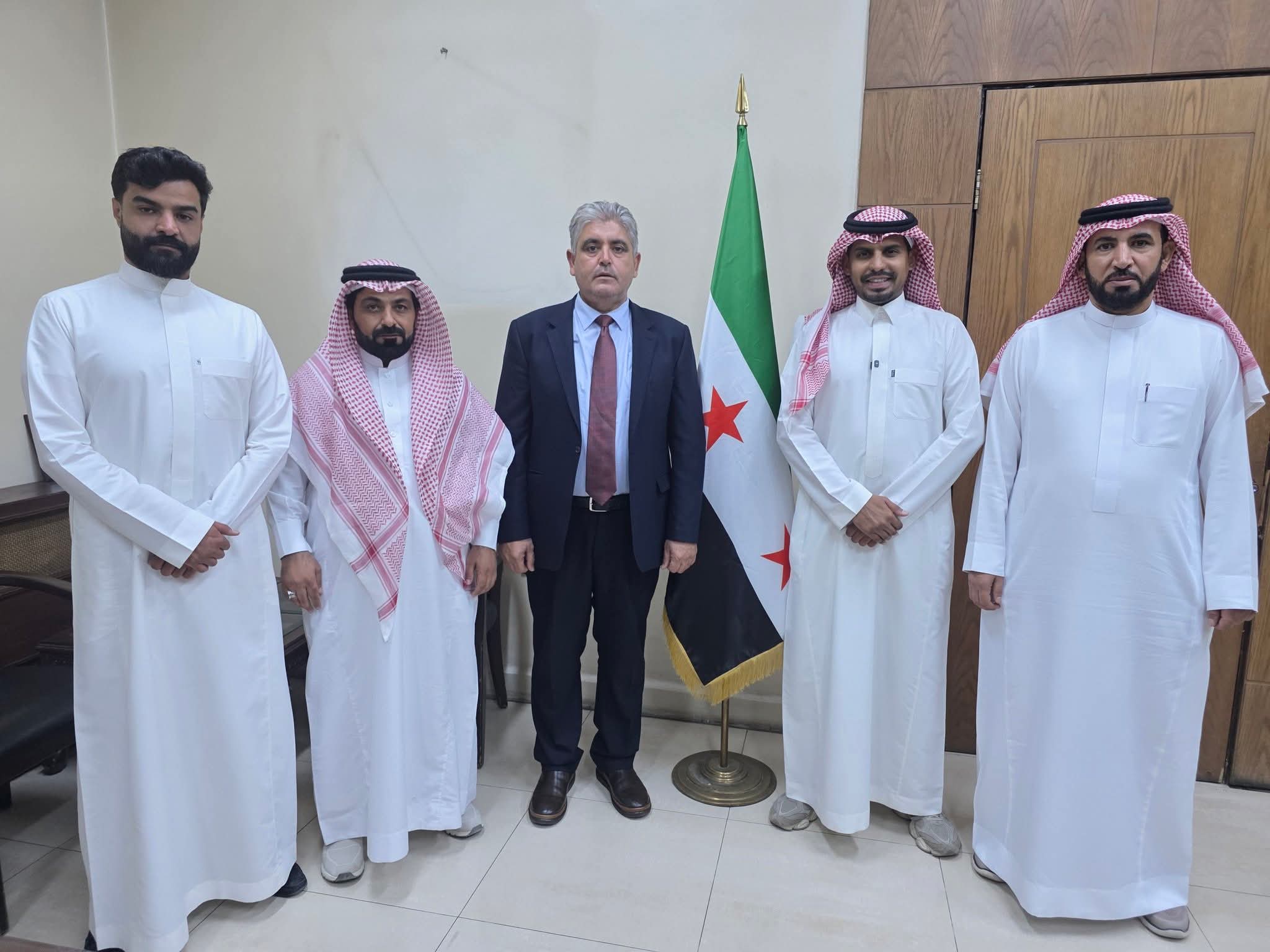 محور دمشق – دير الزور.. خطوات لترسية عقود أعمال التأهيل والإنشاء مع ائتلاف «الرواف والكواتي» السعوديتين عقدت المؤسسة العامة للمواصلات الطرقية اجتماعاً موسعاً مع ائتلاف شركتي «الرواف والكواتي» السعوديتين، خُصص لاستكمال إجراءات ترسية عقود مشروعي إعادة تأهي